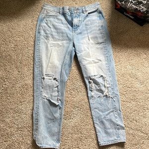 American Eagle | Light Wash Distressed Knee Mom Jeans Short Length Size 4